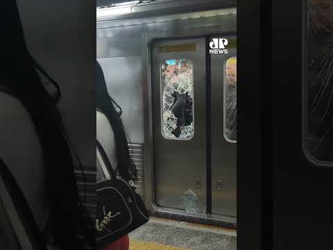 Homem é detido após quebrar vidros de trem na estação Paraíso, em SP #shorts thumbnail