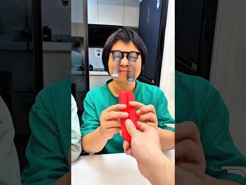 ¡Alex le dio regalos súper raros a sus abuelos… y luego nadie pudo parar de reír! ????? thumbnail