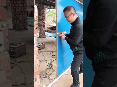 هذا الرجل ركب اقوى قفل موجود في العالم على باب بيته !! #shorts thumbnail