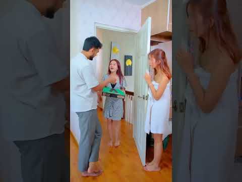 กินพิซซ่าด้วยกันนะที่รัก! How Funny Video?? #top #trending #foryou #viral #shortvideo #comedy #drama thumbnail