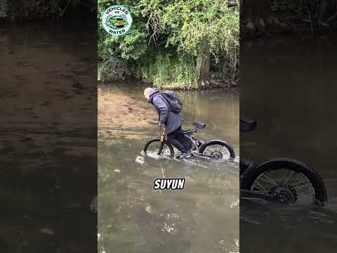 Bu Nasıl Mümkün?! Su Üzerinde Giden Bisiklet 😳🌊 thumbnail