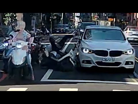 【車禍影片】突如其來的人肉飛彈（2026.05.28 桃園市中壢區新生路 thumbnail