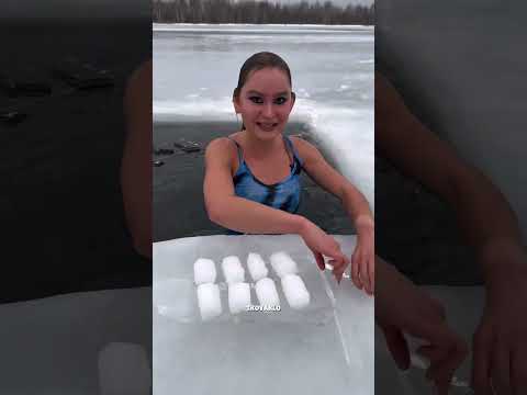❄️ La Regina di Ghiaccio e la sua follia sul lago ghiacciato 😂😱 thumbnail