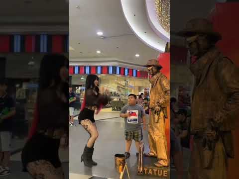 Она решила обмануть статую и пожалела 😳 thumbnail