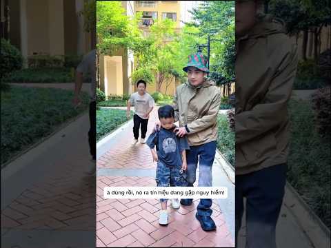 Cậu bé thông minh ra tín hiệu cầu cứu bị bắt cóc #shorts thumbnail