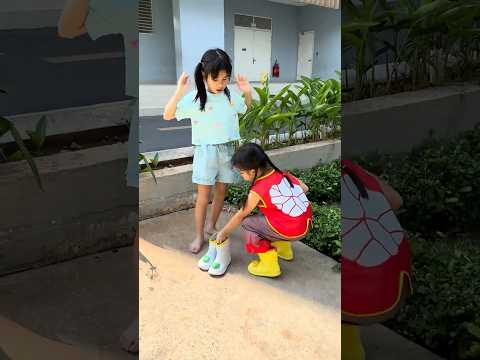 SH - Em gái tốt bụng, tìm dép cho chị gái || Find slippers for my sister. #shorts thumbnail