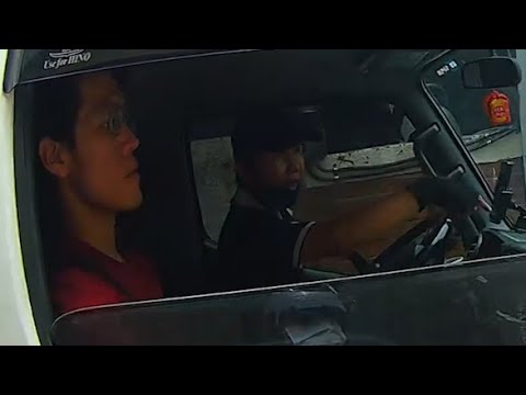 停車堵路害別人要從旁邊鑽結果還很囂張（開聲音） thumbnail