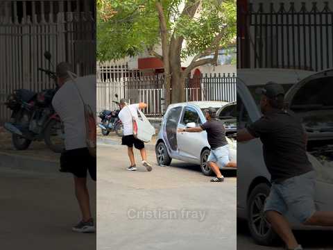 El 🚗 carro / sin puerta 🛠️🤪 broma . #funny #humor thumbnail