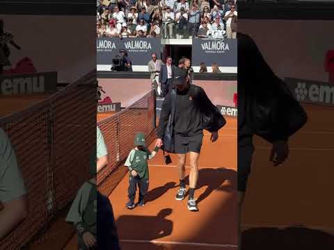 Il bellissimo ingresso in campioni Jannik Sinner con il piccolo tifoso per la Finale di Roma ?? thumbnail