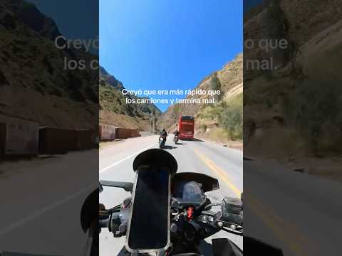 Este biker pensó que era más rápido que los camiones pesados pero sale mal. thumbnail