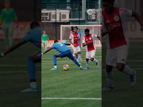 Ajax U15-striker Eljero Peroti with the nutmeg 👀 thumbnail
