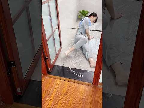 Vật dụng chống trượt ngã trong nhà tắm bạn lên có ???? #funny #shortvideo thumbnail