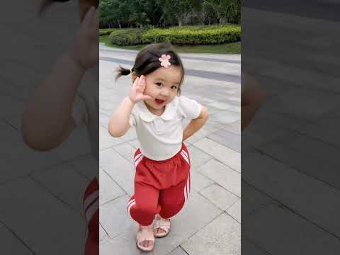 这舞是奶奶教的还是爷爷教的？ #萌娃跳舞#爱跳舞的宝宝 #人类幼崽越养越上头 #今日份小可爱已上线 thumbnail