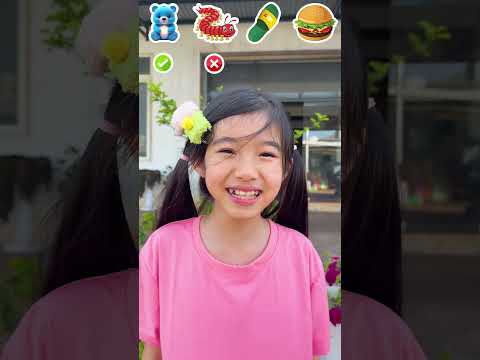 CCT - Cô bé ăn thử nhiều loại kẹo khác nhau || The little girl tried many different kinds of candy. thumbnail