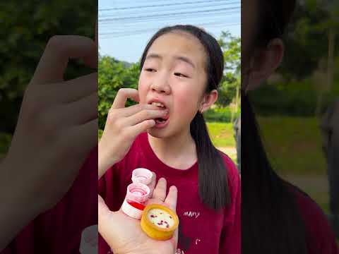 Cô bé ngoan ngoãn ăn kẹo cầu vồng và uống Coca-Cola rất ngon miệng. #vui #kẹo #thứcăn #dễthương thumbnail