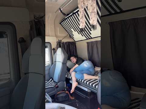 🇨🇳 巾帼不让须眉！英姿飒爽的女卡车司机奔波在运输一线 🇬🇧 Valiant Woman Truck Driver Navigating the Long Haul thumbnail