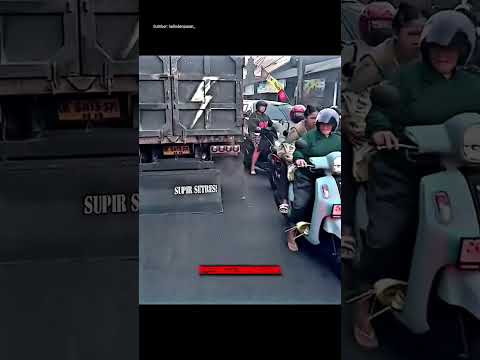 Detik Detik Pemotor Disemprot Asap Hitam Truk Karena Ambil Jalur Terlalu Dekat‼️ thumbnail