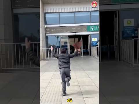 Cậu bé tạo bất ngờ cho anh trai đi bộ đội trở về thumbnail
