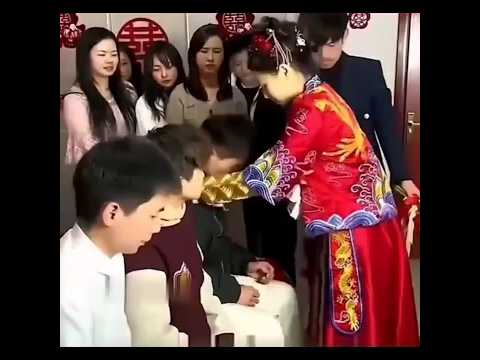🇨🇳 姐姐为弟系红绸：传递守护与祝福，期许学成早日立足 🇬🇧 Sister Ties Red Ribbons; A Vow of Protection for Brothers thumbnail