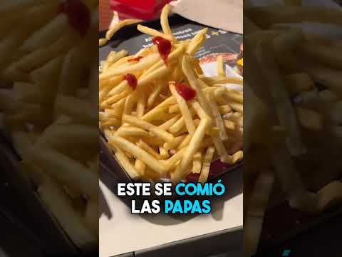 McDonald's graba a mujet lamiendo papas fritas y dandola a clientes 🍟🤔 #Shorts thumbnail