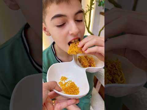 اشتريت لخلودة اغرب سناكات اندومي بالعالم😯 thumbnail