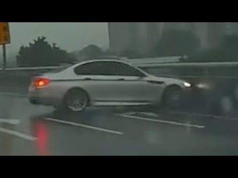 【自撞影片】那個...就是..車主還好嗎？ thumbnail