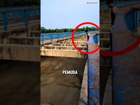 Pria Ini Mempertaruhkan Nyawanya Demi Orang Lain! 😳 thumbnail