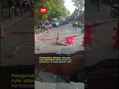 Penampakan Jalan Amblas di Lenteng Agung Jaksel Arah Depok thumbnail