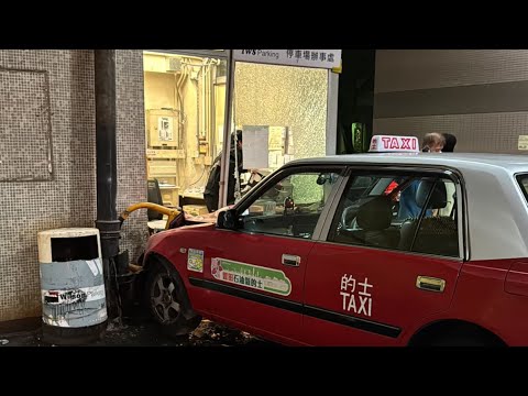 車CAM直擊 - 的士佬落車疑無拉手掣流前 撞入更亭  thumbnail