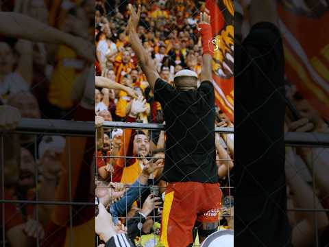 Taraftarıyla bütünleşen futbolcu. 1! 2! 3! CİMBOMBOM! 🙌 thumbnail