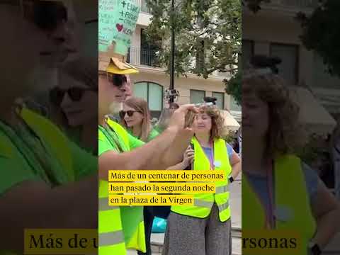 Más de un centenar de docentes acampan una segunda noche en el corazón de València thumbnail