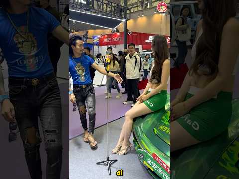 Tại sao cô ấy từ chối bắt tay khách hàng thumbnail