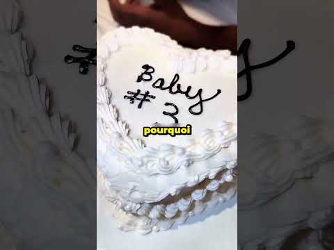 Découper le gâteau pour dévoiler le sexe du bébé thumbnail