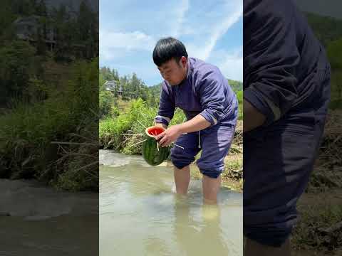 Songsong made a fish trap out of watermelon to catch fish #mukbang #food thumbnail