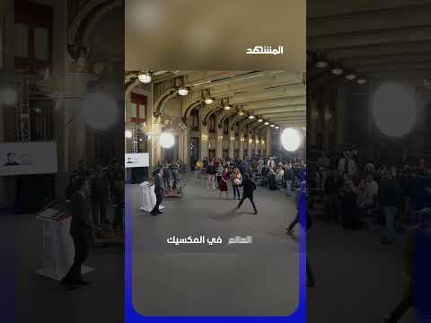 سقوط صحفية خلال محاولة التقاط كرة thumbnail