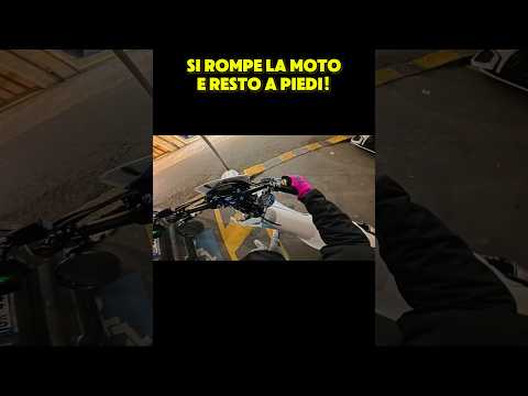 SI È ROTTA LA MOTO DI NOTTE E SONO RIMASTO A PIEDI! #shorts thumbnail