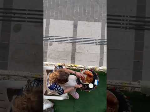 ПАРЕНЬ ПОЙМАЛ СЕБЕ ЗАВТРАК С ПОМОЩЬЮ УДОЧКИ #shorts thumbnail