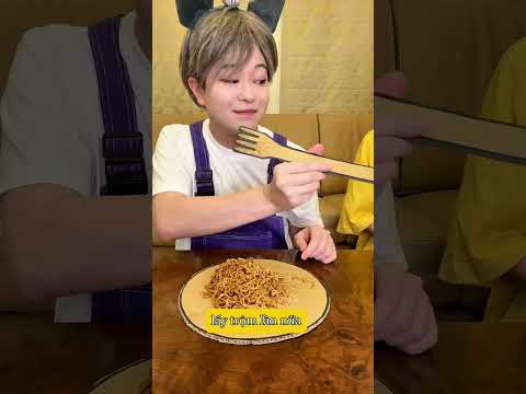 Cô bé lấy mì bằng đầu dĩa thumbnail