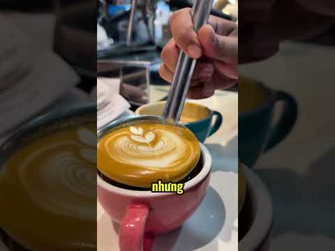 Cậu nhân viên tạo nhầm hình trang trí lên chiếc cốc cà phê 😳 thumbnail
