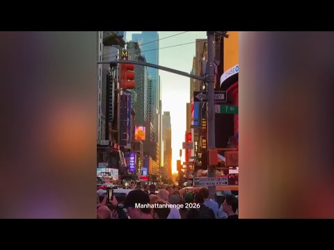 New Yorkers flood Midtown streets to capture stunning 'Manhattanhenge' sunset thumbnail