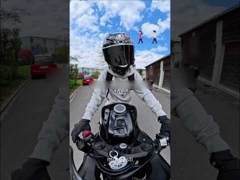 Cô gái biker này giả làm con trai và điều xảy ra sau đó 😂 thumbnail