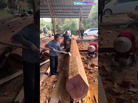 استخدم فأسًا ذا مقبض طويل لقطع وتشذيب العمود الحامل المصنوع من خشب السكويا. thumbnail