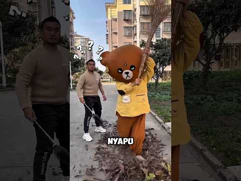 Badut ini selalu usil dengan warga kampung? thumbnail