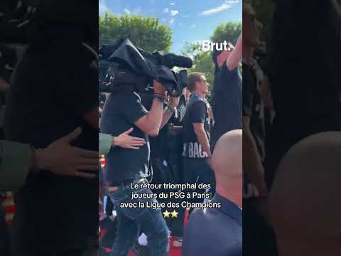 Le retour triomphal des joueurs du PSG à Paris avec la Ligue des Champions ⭐️⭐️ thumbnail