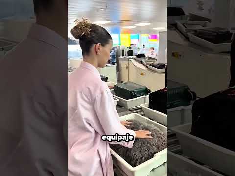 Al personal de las aerolíneas le molesta este sencillo truco con la almohada 🤫✈️ #traveltips thumbnail