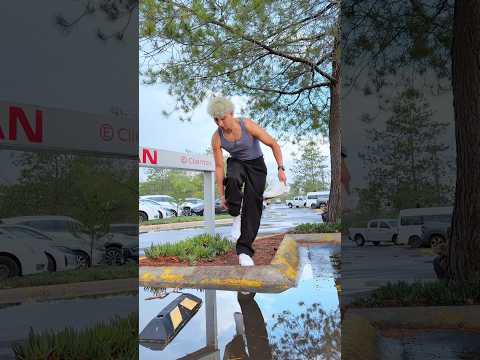 NO ME VOY A MOJAR EN EL CHARCO DE AGUA 💧😂 thumbnail