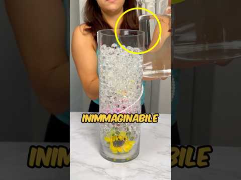 HA VERSATO L’ACQUA NEL CONTENITORE ED È SUCCESSO QUESTO… ? #virale #divertente thumbnail