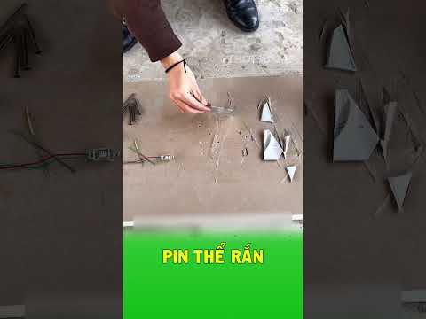 Bị chặt làm đôi nhưng viên pin vẫn hoạt động thumbnail