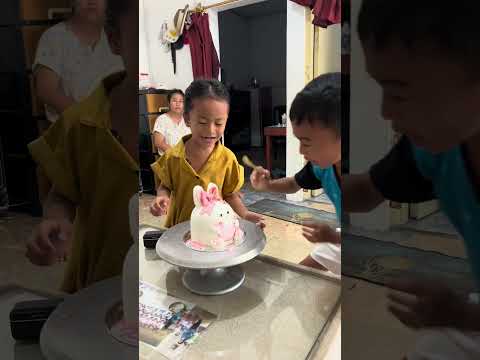 kuenya cantik😂 #funny #tipeketawa #comedy #family #cake #cakecantik thumbnail