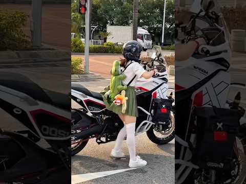 Ela é BAIXINHA mas pilota moto de 1200 Cilindradas 😮 #motorcycle #motos thumbnail